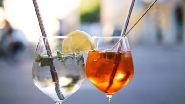Ken jij de Hugo Spritz, het kleine broertje van de Aperol Spritz?